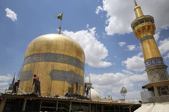 آغاز عملیات تنظیف گنبد منور حرم امام‌رضا‌(ع) به‌مناسبت عید سعید غدیرخم + تصاویر