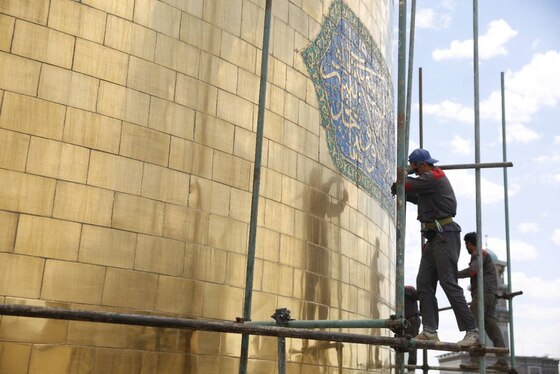 آغاز عملیات تنظیف گنبد منور حرم امام‌رضا‌(ع) به‌مناسبت عید سعید غدیرخم + تصاویر