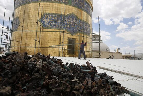 آغاز عملیات تنظیف گنبد منور حرم امام‌رضا‌(ع) به‌مناسبت عید سعید غدیرخم + تصاویر