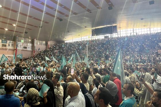 آغاز برنامه انتخاباتی نامزدهای انتخابات ریاست‌جمهوری در مشهد | از حضور باتأخیر پزشکیان تا تغییر مکان سخنرانی جلیلی (۶ تیر ۱۴۰۳) + فیلم و عکس