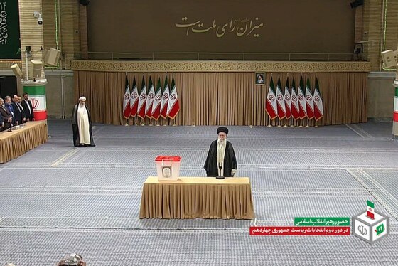 رهبر معظم انقلاب رای خود را به صندوق انداختند (۱۵ تیرماه ۱۴۰۳) | آیت‌الله خامنه ای: در مرحله دوم انتخابات مردم باید همت‌شان بیشتر باشد