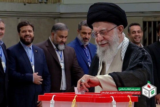 رهبر معظم انقلاب رای خود را به صندوق انداختند (۱۵ تیرماه ۱۴۰۳) | آیت‌الله خامنه ای: در مرحله دوم انتخابات مردم باید همت‌شان بیشتر باشد