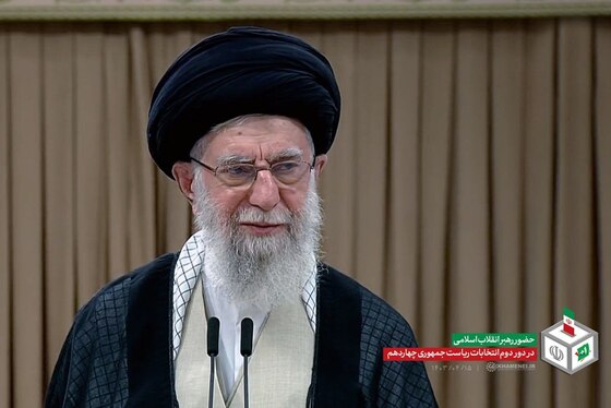 رهبر معظم انقلاب رای خود را به صندوق انداختند (۱۵ تیرماه ۱۴۰۳) | آیت‌الله خامنه ای: در مرحله دوم انتخابات مردم باید همت‌شان بیشتر باشد