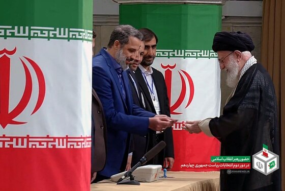 رهبر معظم انقلاب رای خود را به صندوق انداختند (۱۵ تیرماه ۱۴۰۳) | آیت‌الله خامنه ای: در مرحله دوم انتخابات مردم باید همت‌شان بیشتر باشد
