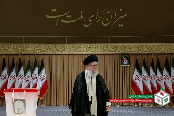 رهبر معظم انقلاب رای خود را به صندوق انداختند (۱۵ تیرماه ۱۴۰۳) | آیت‌الله خامنه ای: در مرحله دوم انتخابات مردم باید همت‌شان بیشتر باشد