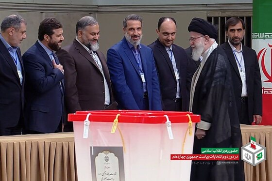 رهبر معظم انقلاب رای خود را به صندوق انداختند (۱۵ تیرماه ۱۴۰۳) | آیت‌الله خامنه ای: در مرحله دوم انتخابات مردم باید همت‌شان بیشتر باشد