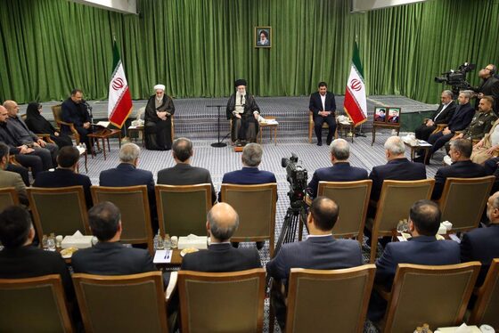دیدار اعضای هیئت دولت سیزدهم با رهبر معظم انقلاب | حضرت آیت‌الله خامنه‌ای: دولت آقای رئیسی، دولت کار و امید و حرکت بود + فیلم و عکس
