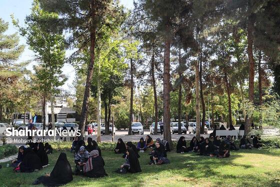 مادران انتظار | عکس‌هایی از مادران کنکوری‌ها پشت درهای بسته