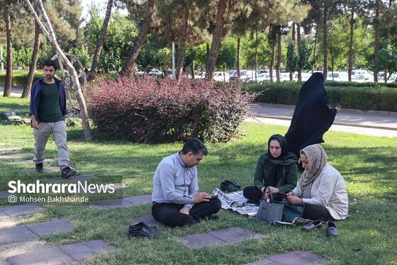 مادران انتظار | عکس‌هایی از مادران کنکوری‌ها پشت درهای بسته