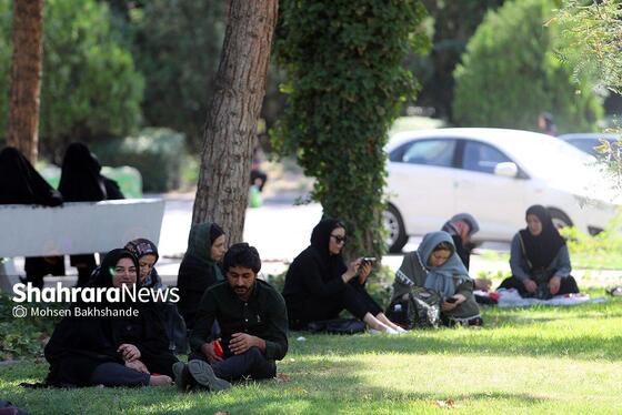 مادران انتظار | عکس‌هایی از مادران کنکوری‌ها پشت درهای بسته