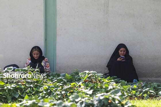 مادران انتظار | عکس‌هایی از مادران کنکوری‌ها پشت درهای بسته