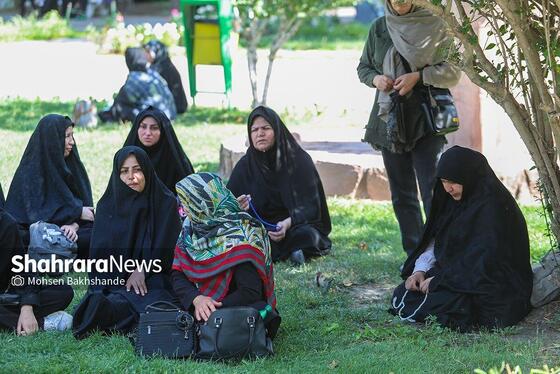 مادران انتظار | عکس‌هایی از مادران کنکوری‌ها پشت درهای بسته
