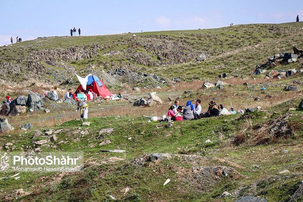 پیک‌نیک با کرونا / بی توجهی شهروندان به فاصله گذاری اجتماعی و هجوم به ییلاقات طرقبه و شاندیز و ارتفاعات جنوبی مشهد