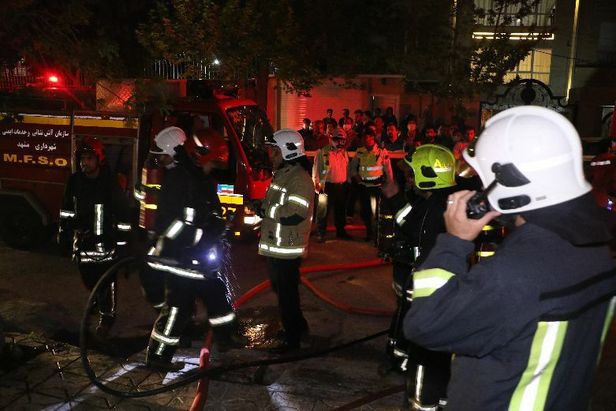 مهار آتش‌سوزی خودرو در پارکینگ منزل مسکونی در خیابان صیادشیرازی مشهد+تصاویر