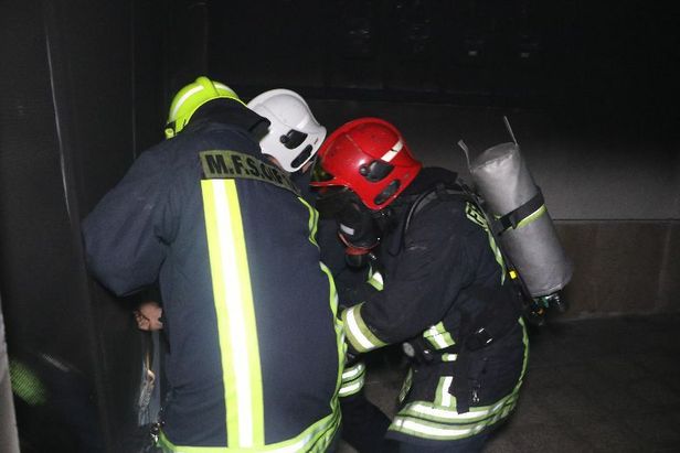 مهار آتش‌سوزی خودرو در پارکینگ منزل مسکونی در خیابان صیادشیرازی مشهد+تصاویر