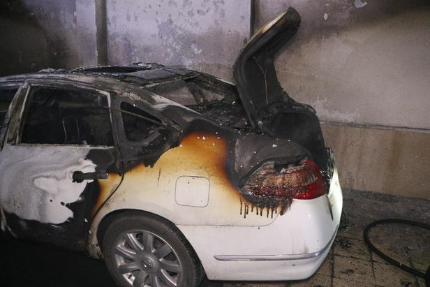 مهار آتش‌سوزی خودرو در پارکینگ منزل مسکونی در خیابان صیادشیرازی مشهد+تصاویر