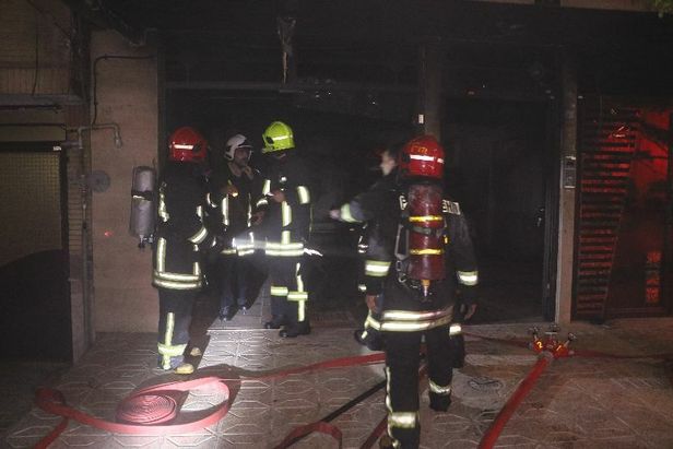 مهار آتش‌سوزی خودرو در پارکینگ منزل مسکونی در خیابان صیادشیرازی مشهد+تصاویر