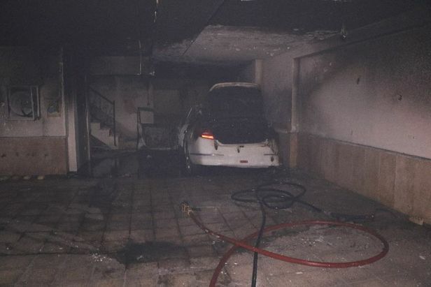 مهار آتش‌سوزی خودرو در پارکینگ منزل مسکونی در خیابان صیادشیرازی مشهد+تصاویر