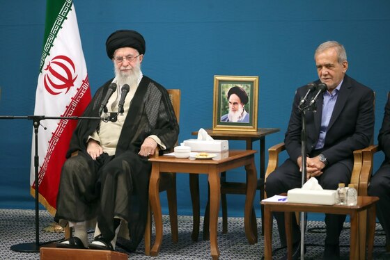 دیدار رئیس جمهور و اعضای هیئت دولت چهاردهم با رهبر معظم انقلاب | آیت‌الله خامنه‌ای: رئیس‌جمهور برای انتخاب وزیران با من مشورت کردند|حتماً به میان مردم و به سفر‌های استانی بروید+ فیلم و عکس