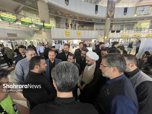 عکس| بازدید رئیس و جمعی از اعضای شورای اسلامی شهر مشهد از ایستگاه‌های استقبال زائران