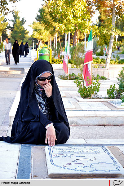 گلباران مزار شهدا در هفته دفاع مقدس 