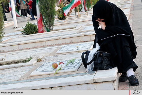 گلباران مزار شهدا در هفته دفاع مقدس 