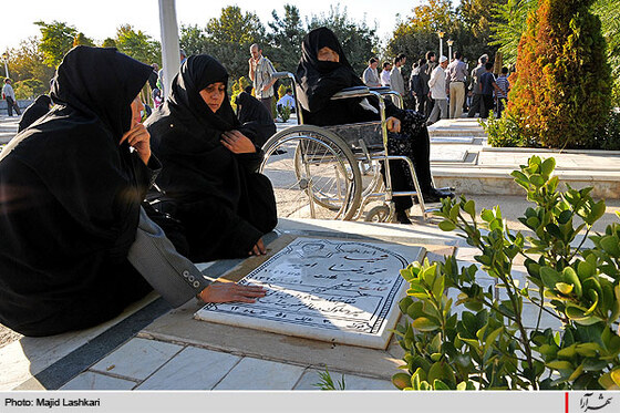 گلباران مزار شهدا در هفته دفاع مقدس 