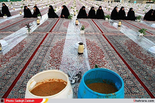 مراسم افطار در حرم رضوي