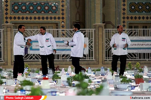 مراسم افطار در حرم رضوي