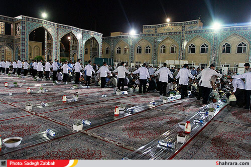 مراسم افطار در حرم رضوي