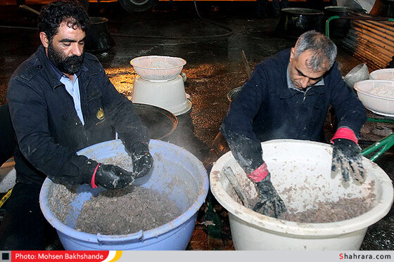 تهیه  شله مشهدی در روز اربعین
