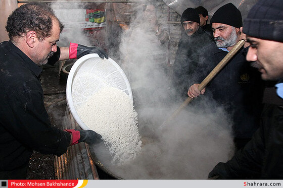 تهیه شله مشهدی در روز اربعین