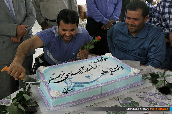 برش کیک سالروز آزادسازی خرمشهر و  چهارمین بهار روزنامه شهرآرا  توسط جانبازان دفاع مقدس