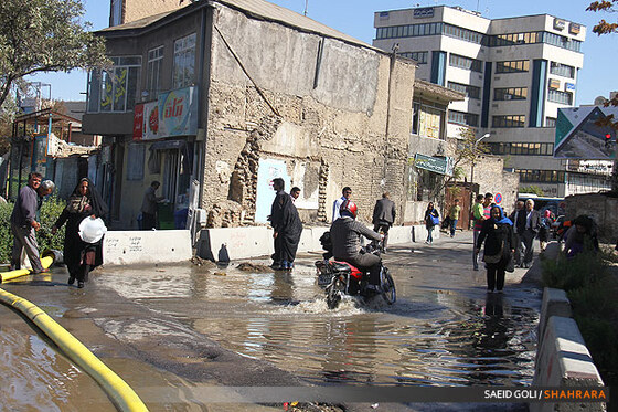 ترکیدگی شاه لوله آب درخیابان دانشگاه 