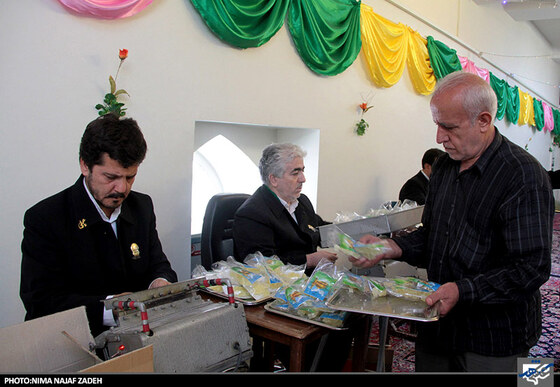 بسته بندی نبات توسط خادمان رضوی