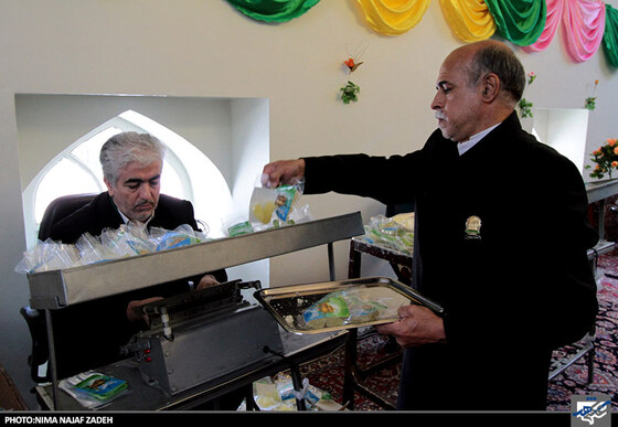 بسته بندی نبات توسط خادمان رضوی