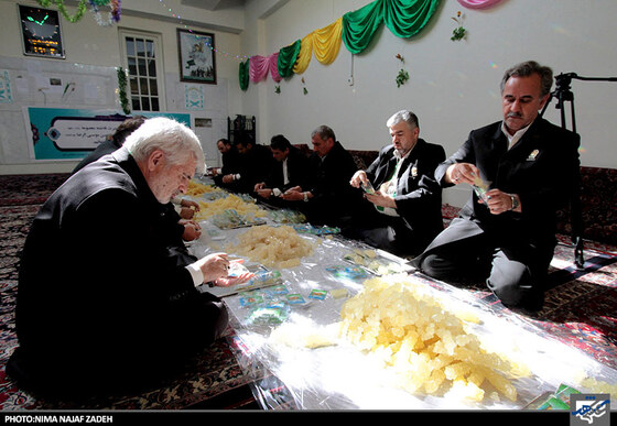بسته بندی نبات توسط خادمان رضوی