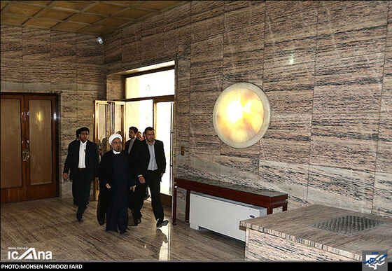ورود حسن روحانی رییس جمهور به محل دیدارمجمع نمایندگان خراسان رضوی با رییس جمهور