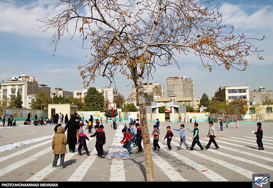 بزرگترین نقاشی مبارزه با استکبار  توسط دانش اموزان دبستان دکتر شهرستانی