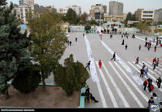 بزرگترین نقاشی مبارزه با استکبار  توسط دانش اموزان دبستان دکتر شهرستانی