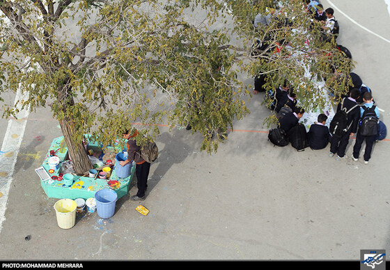 بزرگترین نقاشی مبارزه با استکبار  توسط دانش اموزان دبستان دکتر شهرستانی