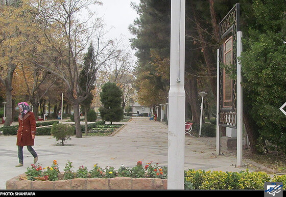 ورودی بوستان در یک روز پاییزی