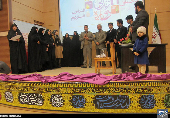 برگزیدگان همایش در حال گرفتن جایزه
