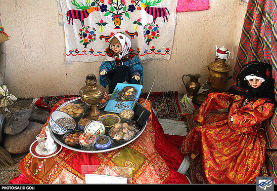دختران دبیرستان دلیری با چیدن سفره یلدا آیین باستانی نخستین شب زمستان را پاس داشتند