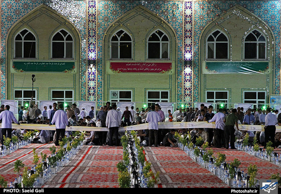 گزارش تصویری | ضیافت افطاری در حرم مطهر امام رضا (ع) | عکس : سعید گلی/ شهرآرا