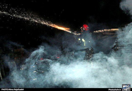 گزارش تصویری | آتش سوزی در انبار چوب  | عکس : نیما نجف زاده/ شهرآرا