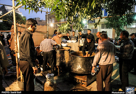 گزارش تصویری |سفره های افطاری ساده در محله های مشهد | عکس : سعید گلی 