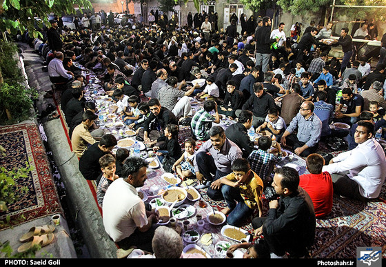 گزارش تصویری |سفره های افطاری ساده در محله های مشهد | عکس : سعید گلی 