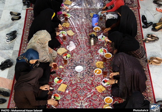 گزارش تصویری |سفره های افطاری ساده در محله های مشهد | عکس : محمد حسن صلواتی