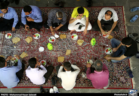 گزارش تصویری |سفره های افطاری ساده در محله های مشهد | عکس : محمد حسن صلواتی